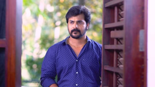 Ynwehgp4dek5qm Gopi (jagadish) get's a reading from a fortune teller that he will become very rich soon. https www zee5 com videos details bharat enna njan trailer 0 0 273989