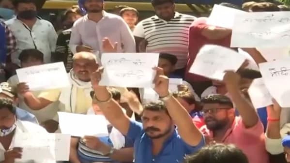 Watch Breaking News Hathras gangrape case: Bhim Army stages protest outside Safdarjung Hospital after victim dies | ZEE5 Latest News