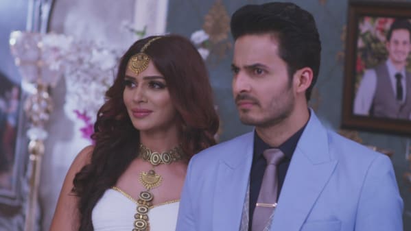 Watch Daayan May 20 2019 Full Episode Online In Hd Zee5 The serial is produced and directed by ekta kapoor and shobha kapoor under the banner of balaji telefilms. akarsh decides to marry saptarupa daayan