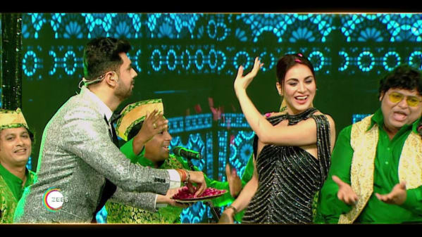 Watch Zee Rishtey Awards 2019 Nov 25 2019 Full Episode Online In Hd Zee5 Madhuri dixit dance performance in zee cine awards 2019 video clip viral full show on tv soon | tauji. zee rishtey awards promo