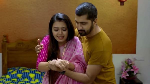 Watch Pookalam Varavayi Sep 11 2020 Full Episode Online In Hd Zee5 Kudumba vilakku serial 18 01 2021 kudumbavilaku serial today s episode review kudumbavilakku.