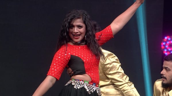 Watch Zee Telugu Kutumbam Awards 2020 Nov 8 2020 Full Episode Online In Hd Zee5 Zee telugu is one of the most famous channels in telugu.it celebrates the most prestigious, popular and most rated mega award functions like zee 10, zee apsara awards, zee golden awards, santosham awards etc. zee telugu kutumbam awards 2020 november 08 2020 performance 2