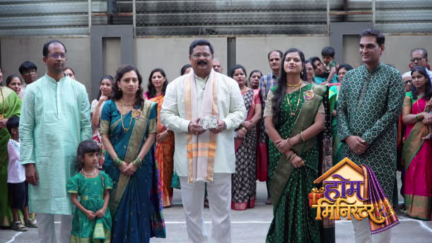 Gunvatta and Ketaki Compete for a Paithani