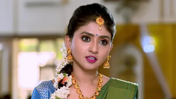 Sarika accuses Amulya of stealing her necklace - Gattimela Episode 12