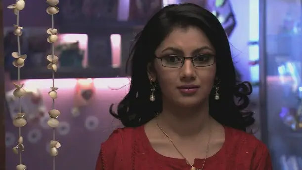 Suresh to get engaged to Pragya - Kumkum Bhagya Episode 6