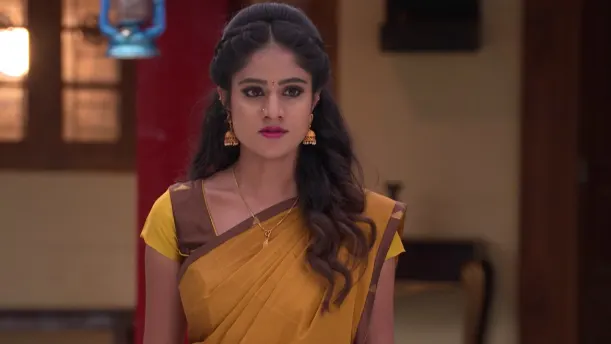 Akshara threatens the goons - Radhamma Kuthuru Episode 2