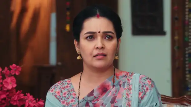 Shriniwas Gives Revati Money - Lakshmi Nivas 