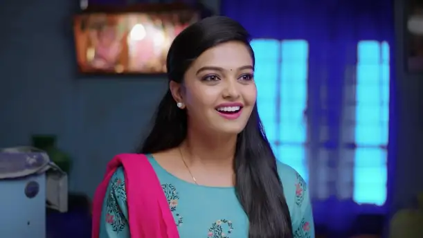 Anu clicks a selfie with her parents 