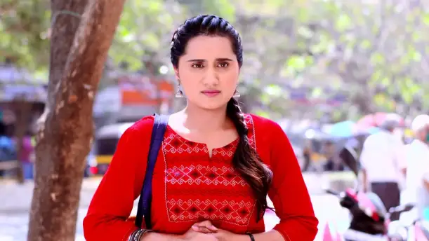 Naina witnesses her father being bullied - Akhiyan Udeek Diyan Episode 1