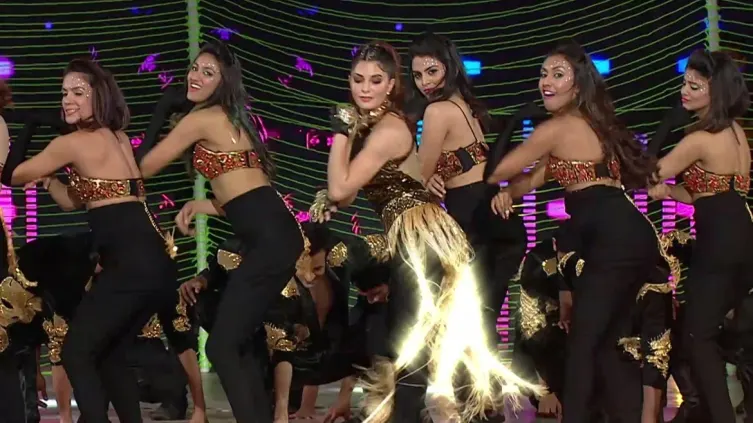 Jacqueline Sizzles the Stage - Zee Cine Awards Highlights Jacqueline Sizzles the Stage - Zee Cine Awards Highlights