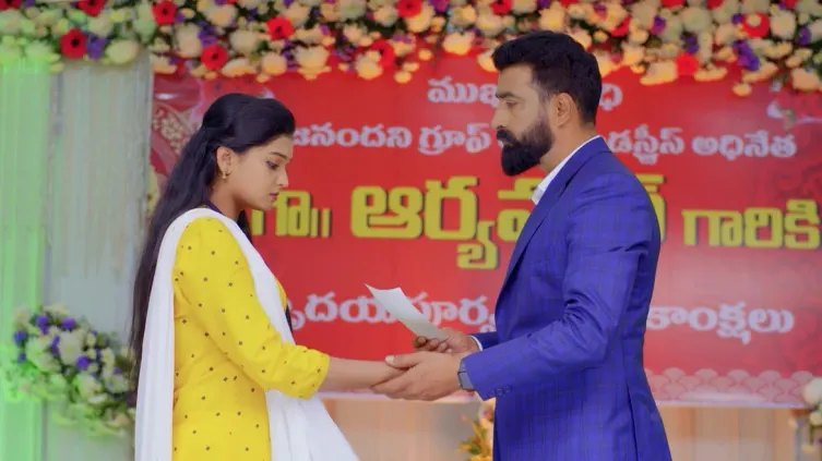Arya gives a blank cheque to Anu 
