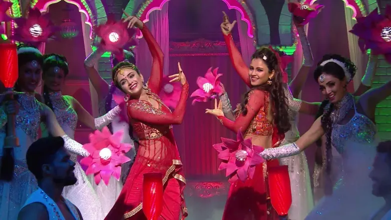Amruta Khanwilkar and Ada Khan's breath-taking performance - Diwali Special 2018 Episode 15