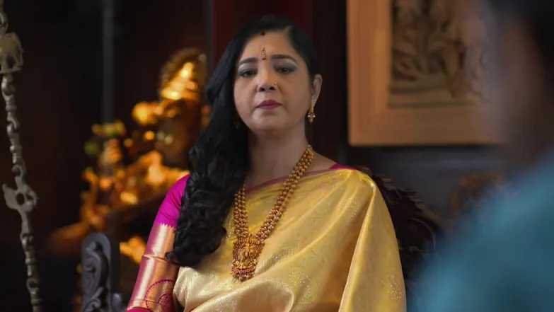 Chandrashekharan raids Akhila's house - Chembarathi Episode 1