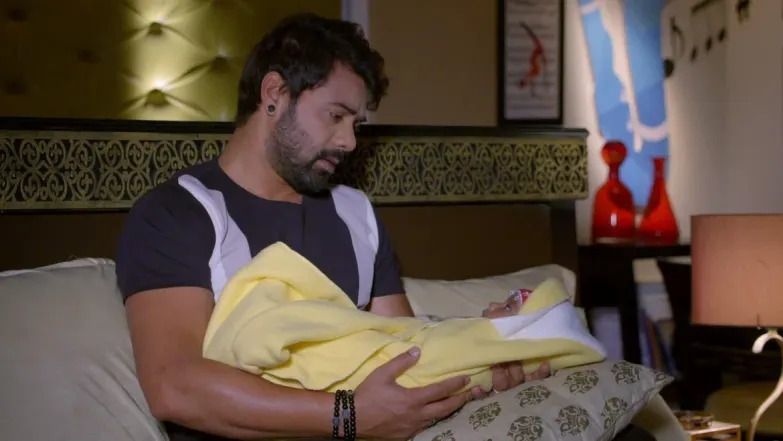 Abhi and Pragya present with their new families - Kumkum Bhagya Episode 1325