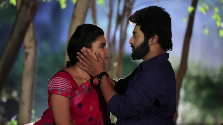 Aadithya kisses Parvathy! - Sembaruthi Romantic Clips 