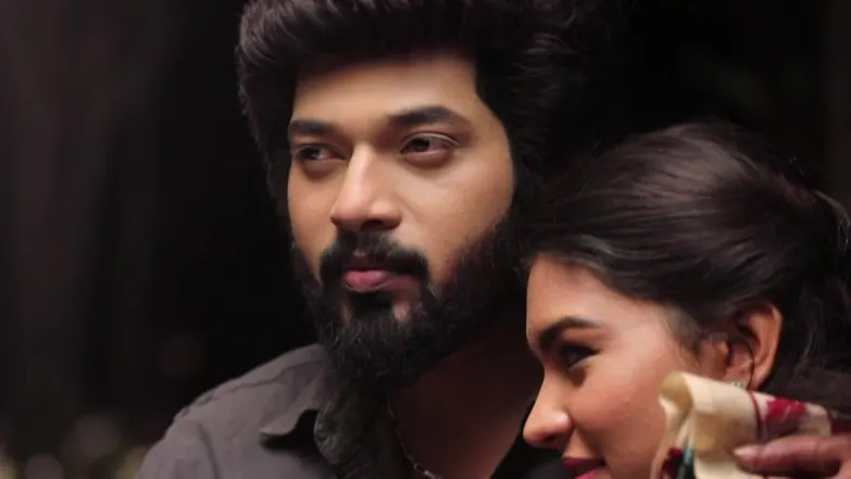 Aadithya gifts a Toe ring to Parvathy! - Sembaruthi Romantic Clips 