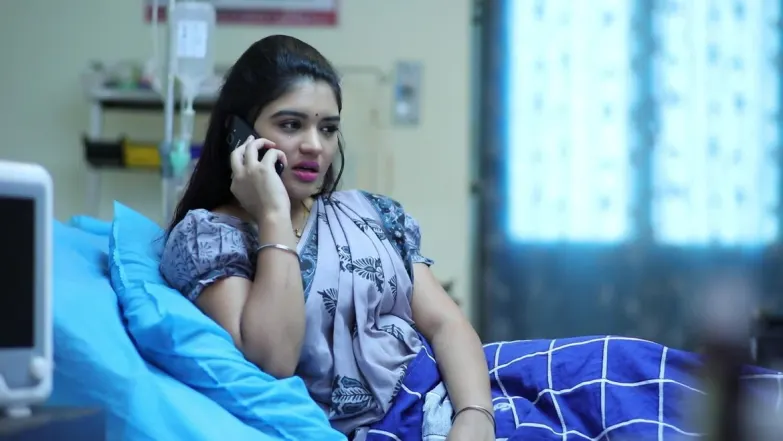 Aadithya and Parvathy express their love over the phone - Sembaruthi Best Scene 