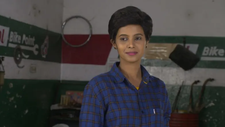 Surya treats Chaitanya’s bee stings - Suryakantham Episode 23
