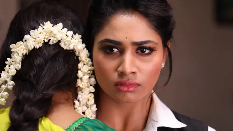 Anuradha gets appreciated - Rettai Roja Episode 13