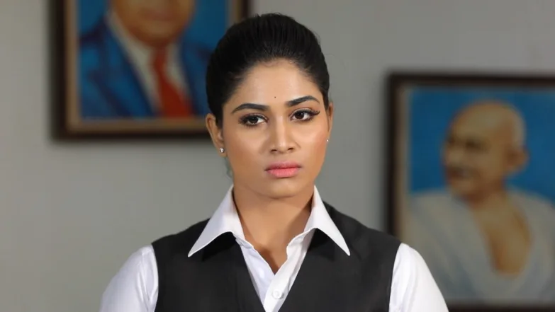 Anuradha hires Santosh - Rettai Roja Episode 24