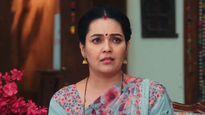 Shriniwas Gives Revati Money - Lakshmi Nivas 