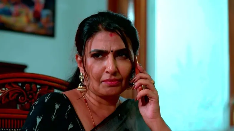 Dineshan Hits Lakshmi on Her Head Episode 21
