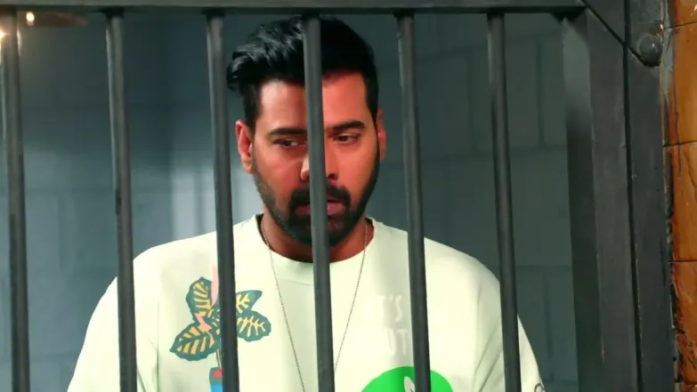 Pragya Gets Emotional to Meet Abhi | Kumkum Bhagya 