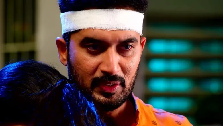 Karthik Slaps Radhika for Hugging Him Episode 17
