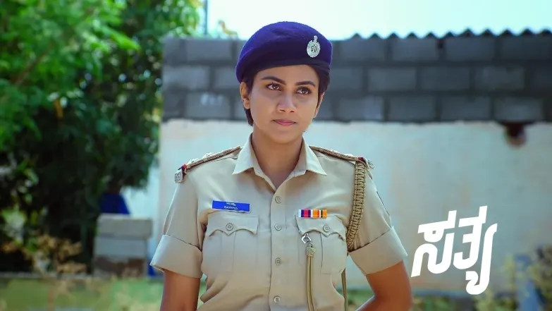 Karthik Is Fined for Driving Sathya's Police Car Episode 887