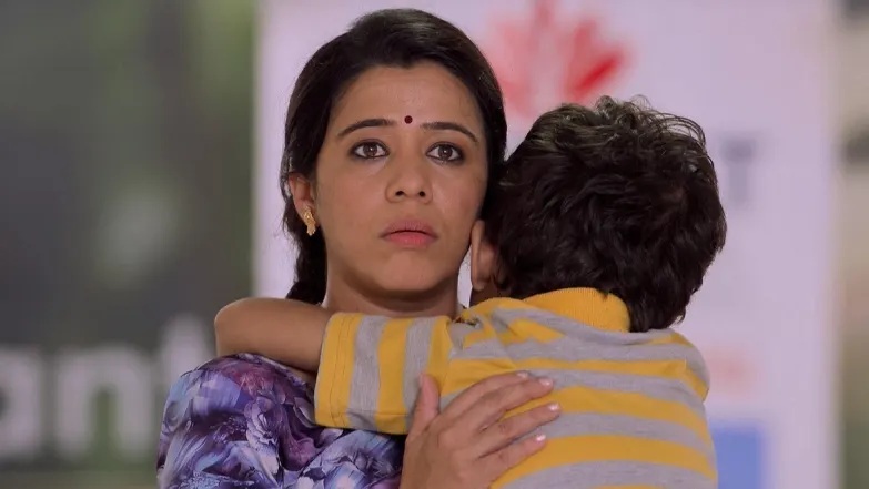 Radhika Bumps into Raghu at the Hospital Episode 5