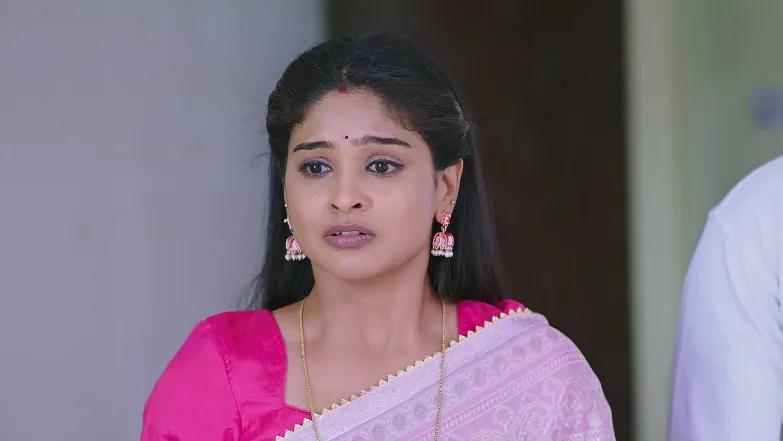 Tulasi Hands the Baby over to Poorni - Shrirasthu Shubhamasthu 