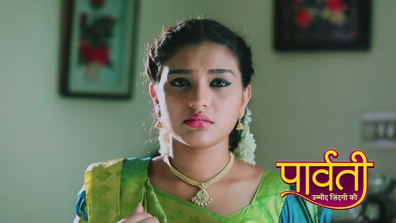 Raj Rajeshwari Distributes Gifts to the Servants Episode 4