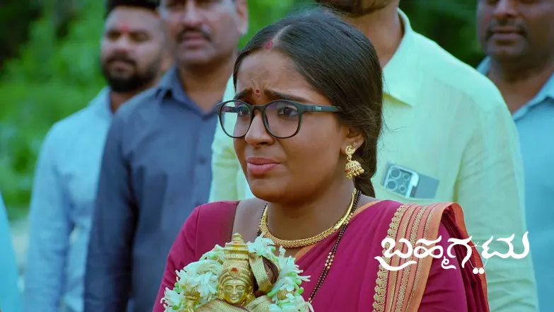 Soundharya Is Forced to Apologise to Deepa Episode 279