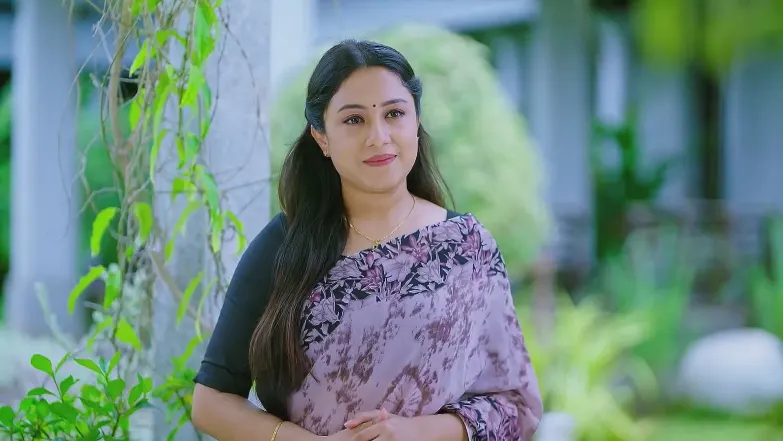 Sudha Comforts a Worried Apeksha - Amruthadhaare 