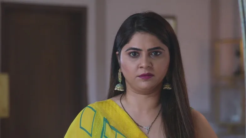 Savali Comforts the Heartbroken Amruta - Savalyachi Janu Savali 