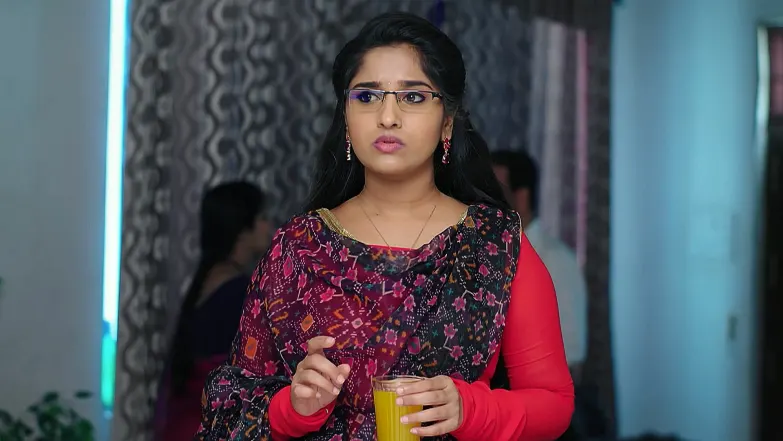 Chaitra Suspects a Waiter Episode 100