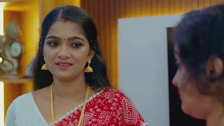Meera Accepts the Food Parcel - Mangalyam 
