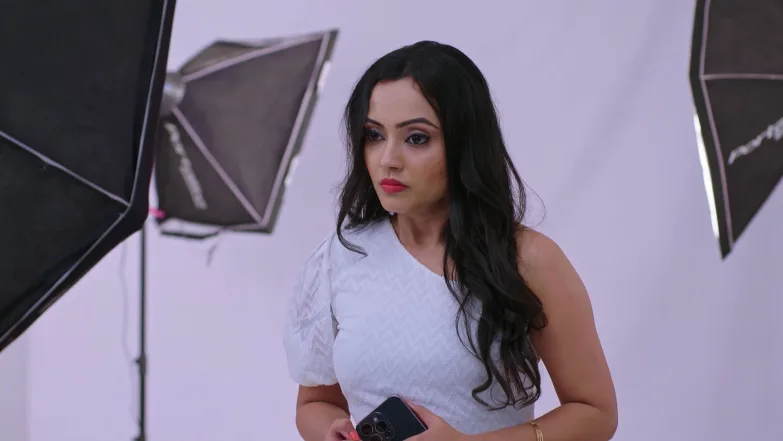 Ishani Forces Shruthi to Wear a Modern Attire Episode 34