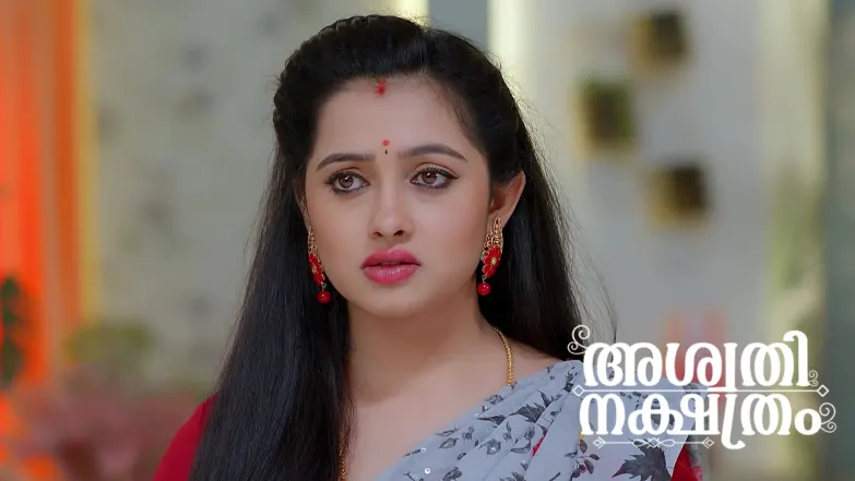Niharika Gives Money to the Family Members Episode 471