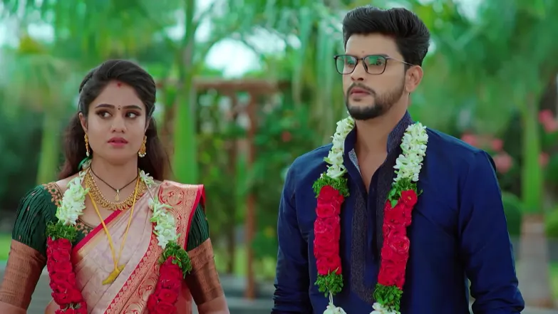 Jagadhatri and Kedar Pose as a Married Couple Episode 11