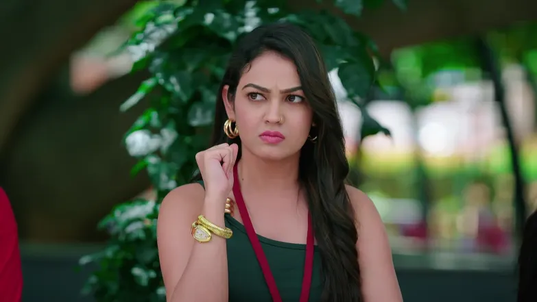 Adi Waits for Lakshmi at the Bus Stop Episode 61