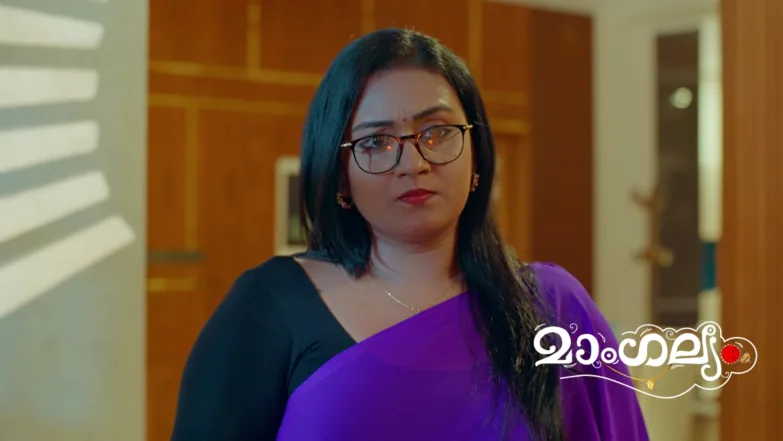 Avanthika Bribes an Ashram Inmate Episode 873
