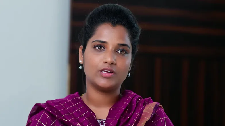 Manisha Poses As a Sooth Sayer Episode 382