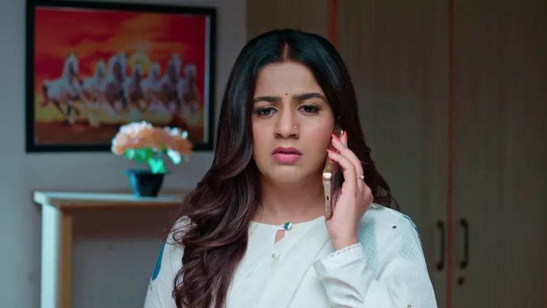 Mahalakshmi Consoles an Emotional Shanthi Episode 52