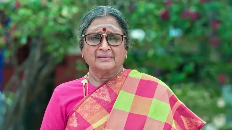 Parmeshwari is Stunned to See Revathi - Karthigai Deepam 