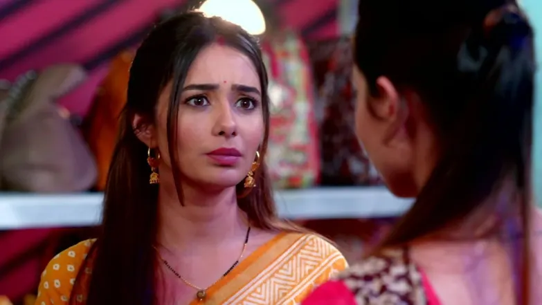 Tanu Steals Pragya's Purse | Kumkum Bhagya 