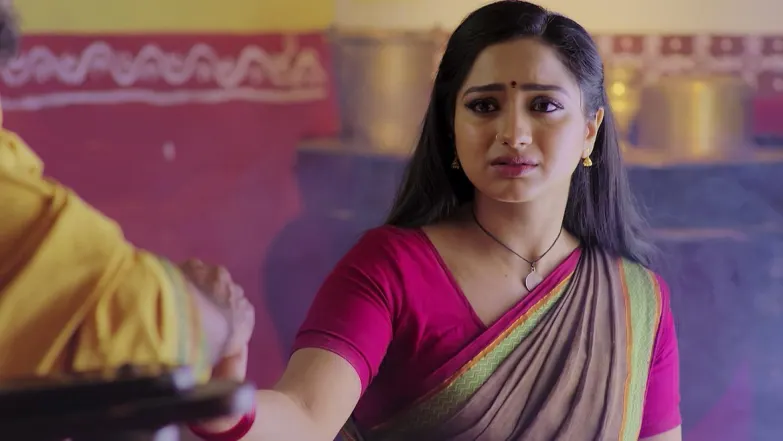 Nayani wears the sari bought by Shyamala - Trinayani Episode 21