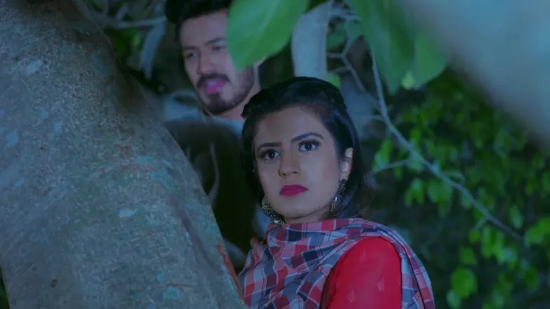 Trishul saves Shivani from danger - Naagini 2 Episode 20