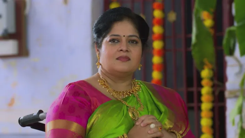 Arjun sees Vasundhara - Gokulathil Seethai Episode 3