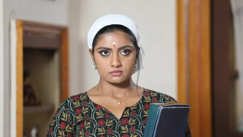 Nila gives a befitting to Dhanam - Endrendum Punnagai Episode 13